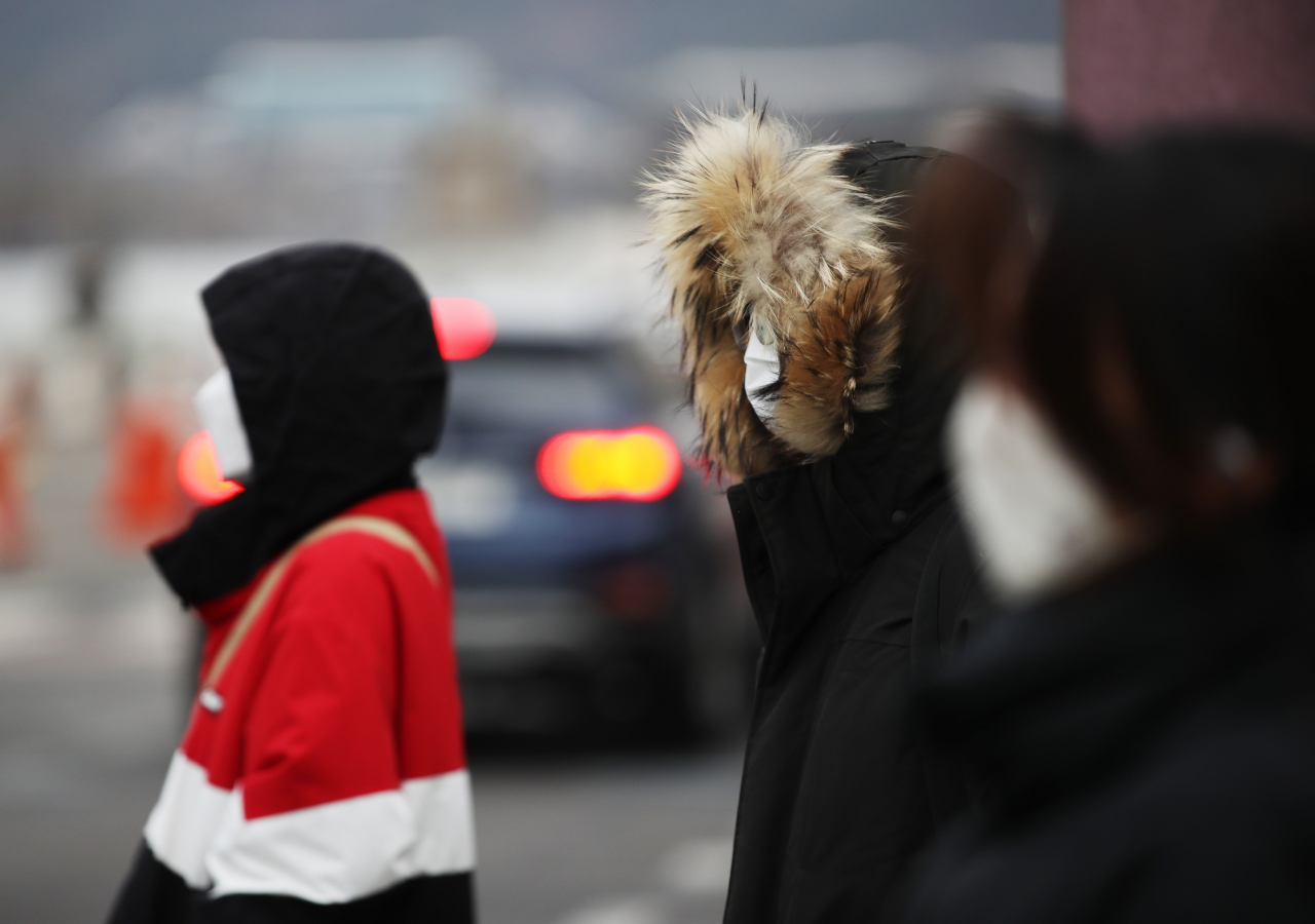 전국 아침 기온이 전날보다 10도 이상 떨어져 추운 날씨를 보인 지난 16일 오전 두꺼운 복장을 한 시민들이 서울 종로구 광화문 사거리를 지나고 있다. [연합]