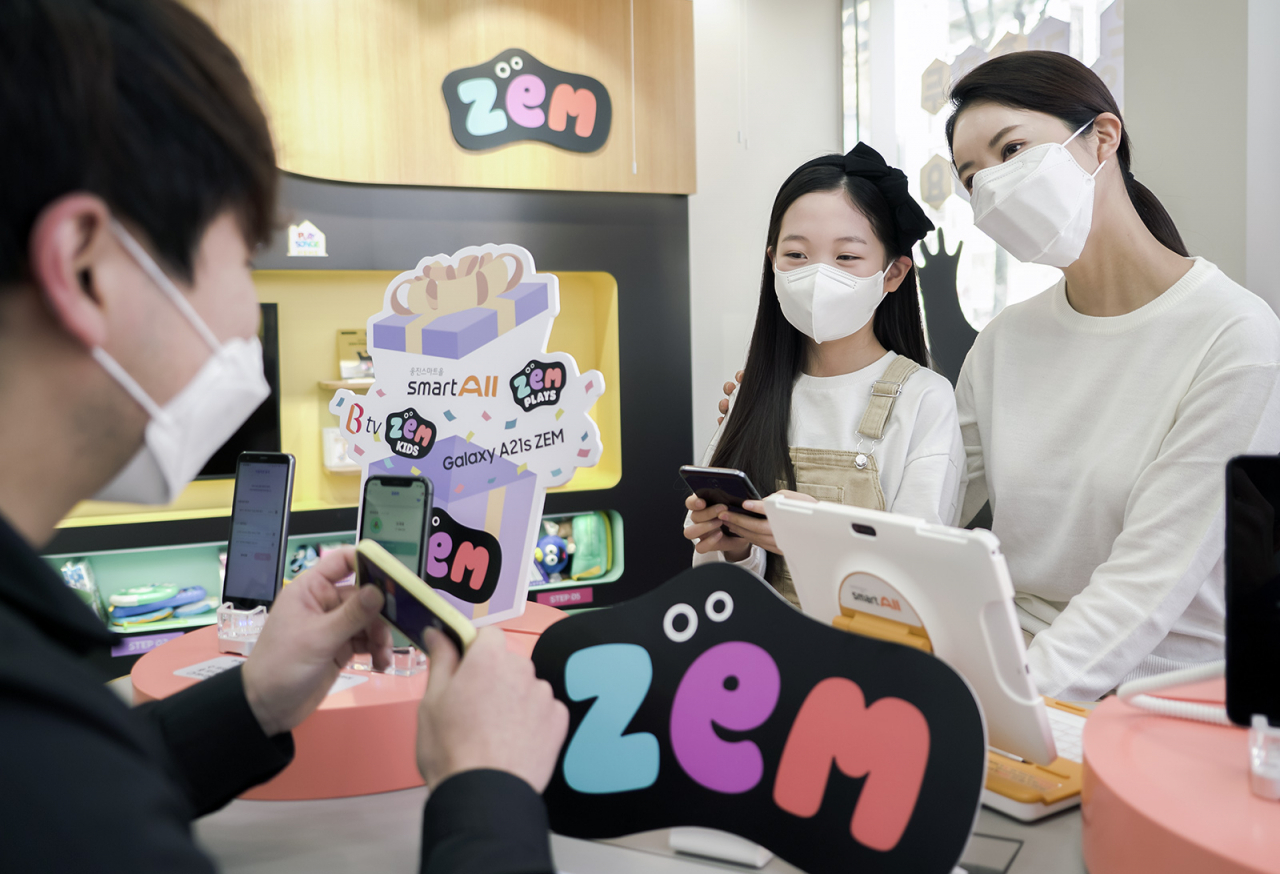 SK텔레콤은 23일부터 ZEM 서비스 고객을 대상으로 새 학기 구독형 혜택을 제공하는 이벤트를 진행한다. [SK텔레콤 제공]
