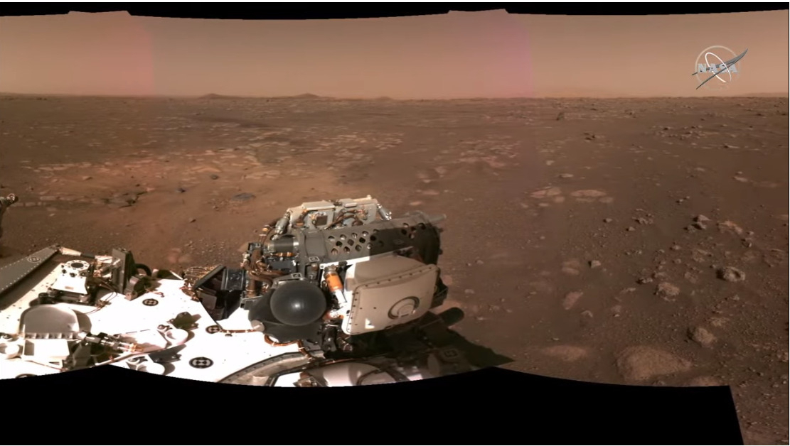 미 화성 탐사 로버 퍼서비어런스가 화성 표면을 촬영하고 있다 [출처=NASA 홈페이지]