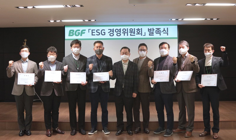 BGF그룹이 23일 서울 삼성동 BGF 사옥에서 ESG 경영위원회 출범식을 가졌다. 이건준(오른쪽에서 다섯 번째), 홍정국(오른쪽에서 네 번째) 공동 위원장과 전담 리더들이 기념 촬영을 하고 있는 모습. [BGF그룹 제공]