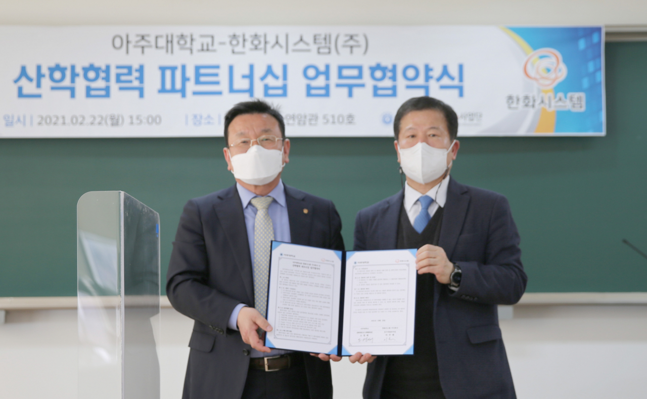 한화시스템 이수재 연구개발본부장(왼쪽)과 아주대 오영태 산학부총장이 지난 22일 자율주행 모빌리티 분야 기술 공동연구 업무협약(MOU)을 체결했다. [한화시스템 제공]