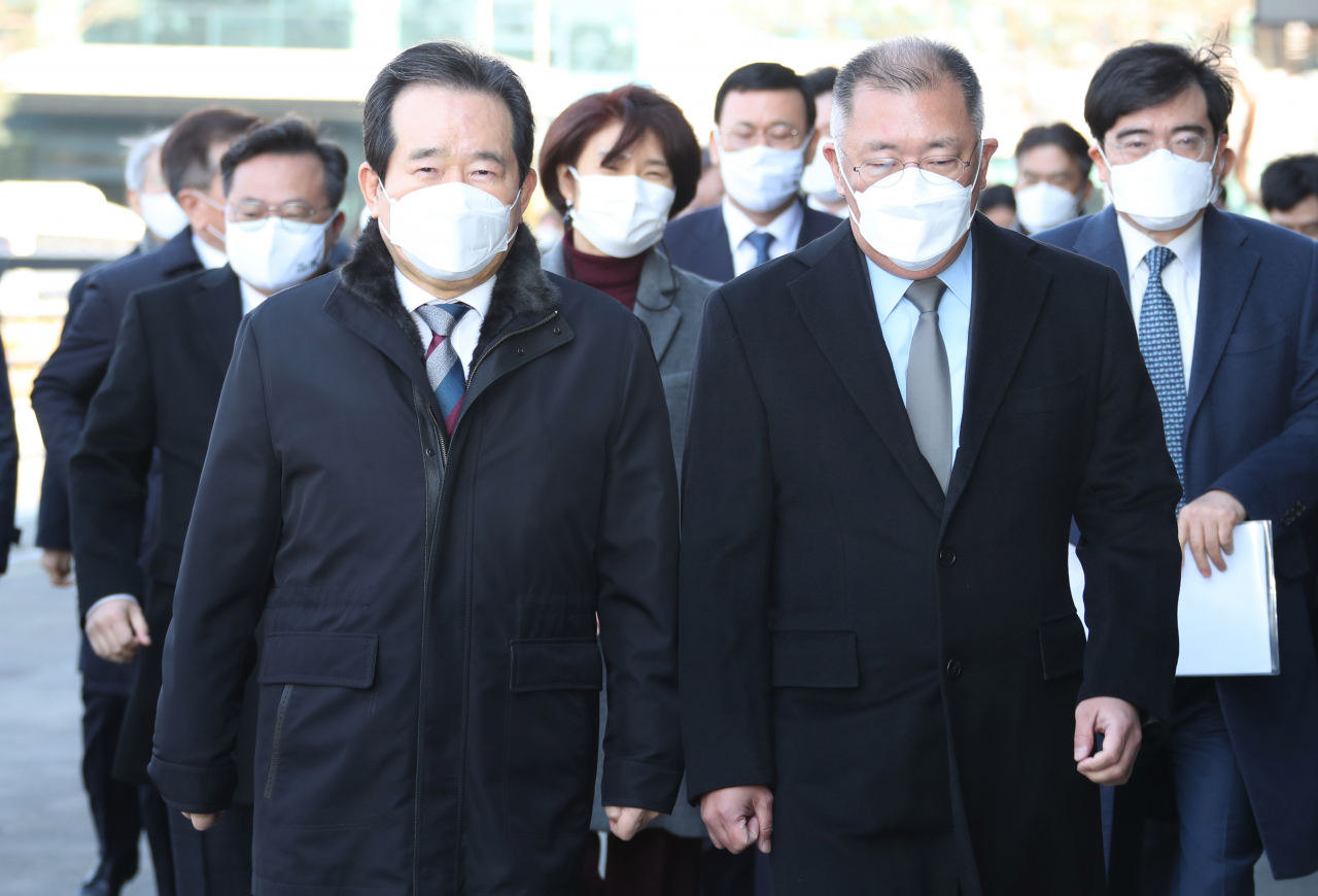 정세균(앞줄 왼쪽) 국무총리가 18일 경기 화성시 현대차 남양기술연구소를 방문해 정의선 현대차 회장과 이동하고 있다. ［연합］
