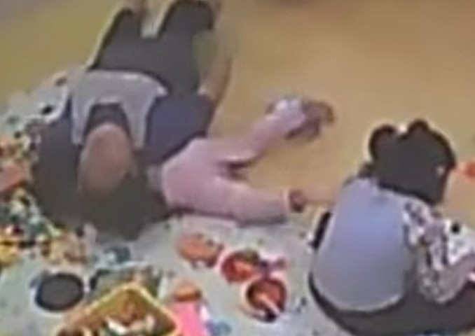 지난해 12월 인천 서구 국공립 어린이집에서 발생한 아동 학대 사건 정황을 담은 폐쇄회로(CC)TV. [MBC 방송화면 캡처]
