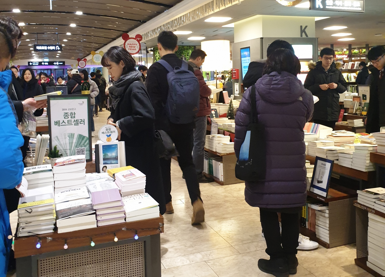 정부가 출판계 공정거래를 위한 표준계약서를 확정했다.