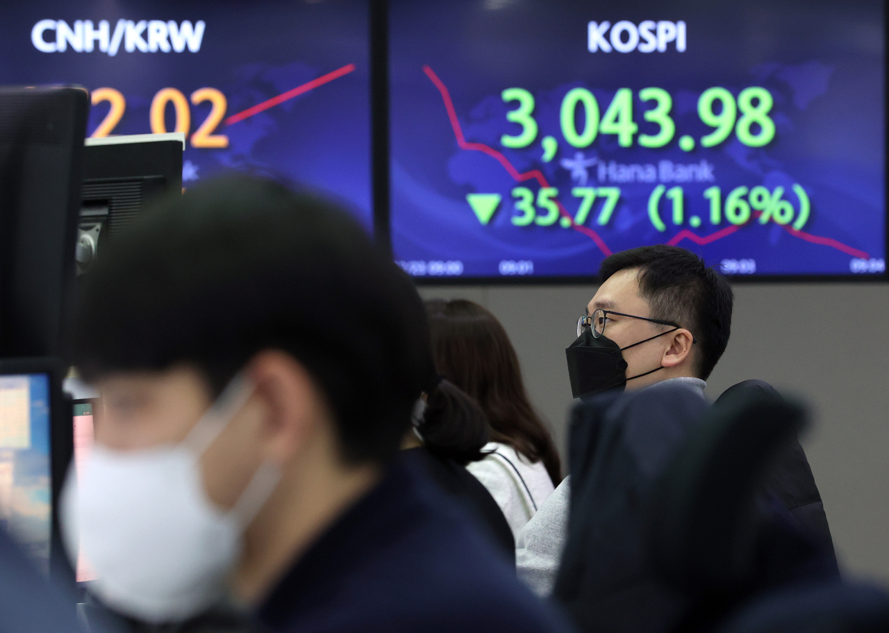 23일 오전 서울 중구 하나은행 본점 딜링룸에서 직원들이 업무를 보고 있다. 이날 코스피는 10.49포인트(0.34%) 내린 3,069.26에 출발했고, 코스닥은 2.06포인트(0.22%) 내린 952.23에 개장했다. 연합뉴스