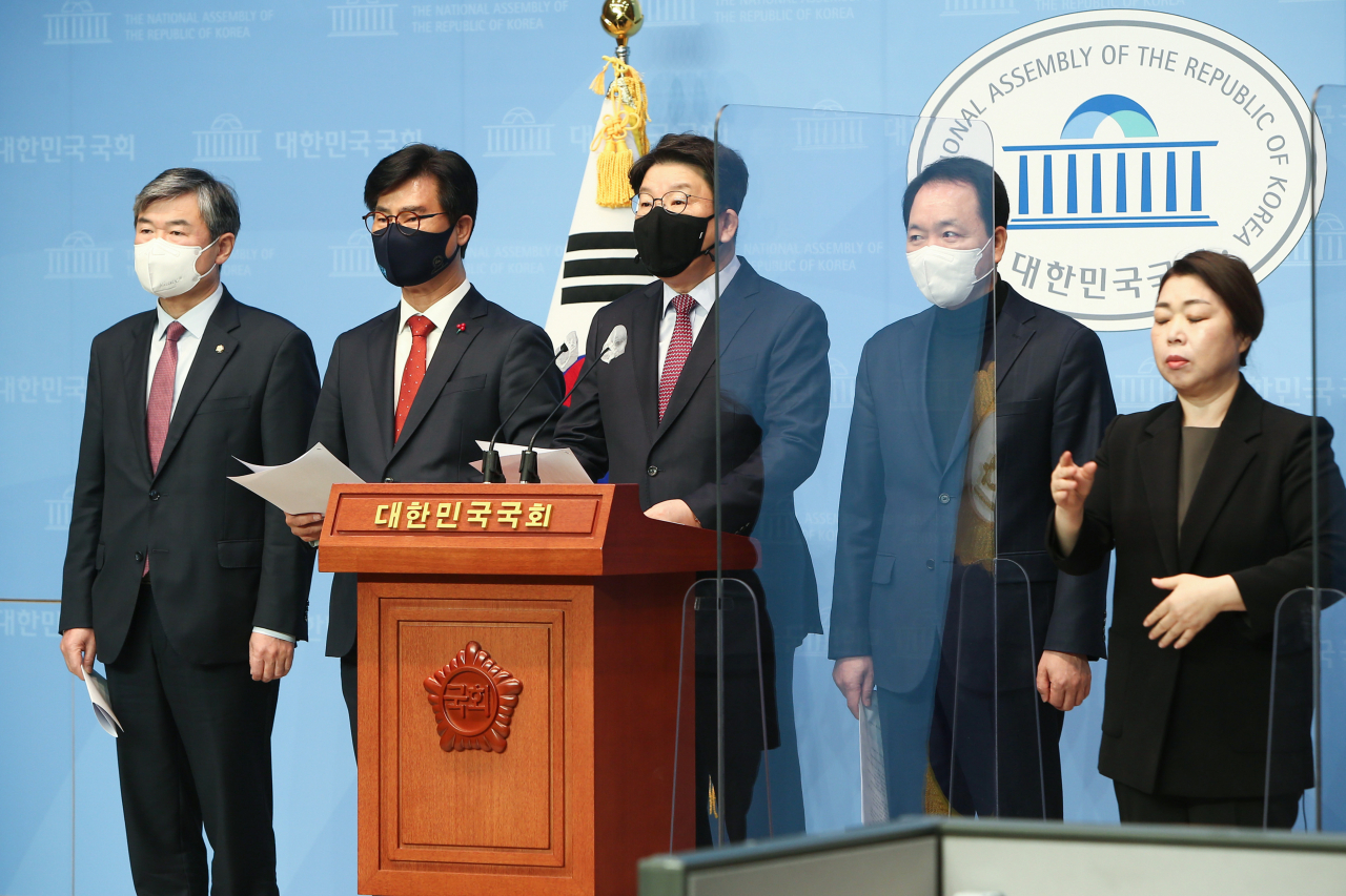 국민의힘 탈원전·북원전 진상조사특별위원회 권성동 위원장(가운데)과 의원들이 23일 국회 소통관에서 신한울 3, 4호기의 공사재개를 촉구하고 있다. 산업부는 전날 신한울 3, 4호기에 대한 한수원의 발전사업허가를 2023년 12월까지 연장하며 공사재개가 아닌 사업 종결을 위한 수순이라고 밝힌 바 있다. [이상섭 기자/babtong@heraldcorp.com]