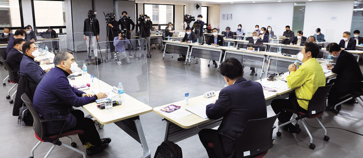 황희 신임문체부장관(노란색 근무복)과 업계 대표들이 지난 16일 간담회를 갖고 있다.