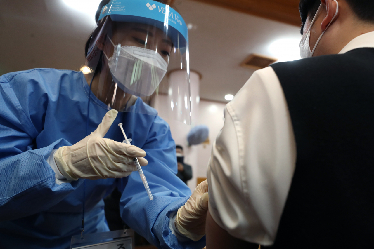 23일 오전 광주 남구 소화누리 강당에서 요양시설 종사자와 입소자를 대상으로 신종 코로나바이러스 감염증(코로나19) 예방접종 모의훈련이 열려 의료진이 예행 연습을 하고 있다. 방역 당국은 광주지역 요양병원에 대한 코로나19 백신 접종을 26일 시작할 예정이다. 연합뉴스