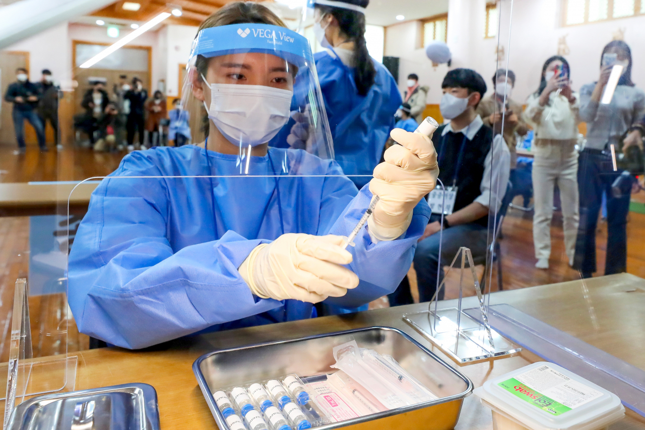 23일 오전 광주 남구 소화누리 강당에서 요양시설 종사자와 입소자를 대상으로 신종 코로나바이러스 감염증(코로나19) 예방접종 모의훈련이 열려 의료진과 의료진이 예행 연습을 하고 있다. 방역 당국은 광주지역 요양병원에 대한 코로나19 백신 접종을 26일 시작할 예정이다. 연합뉴스