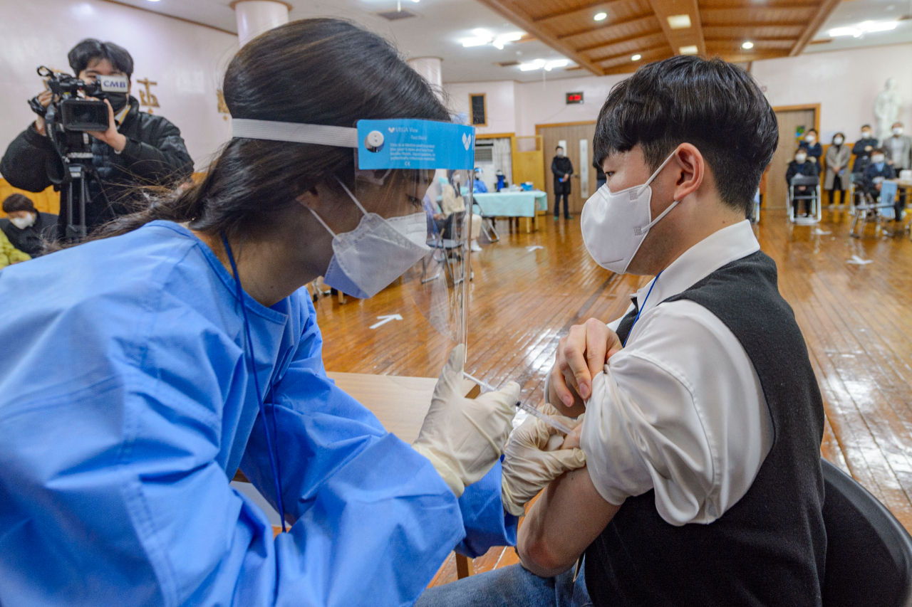 23일 오전 광주광역시 남구 소화누리 강당에서 요양시설 종사자와 입소자를 대상으로 코로나19 예방접종 모의 훈련이 열려 의료진이 예행연습을 하고 있다. 방역 당국은 광주 지역 요양병원에 대한 코로나19 백신 접종을 26일 시작할 예정이다. [연합]