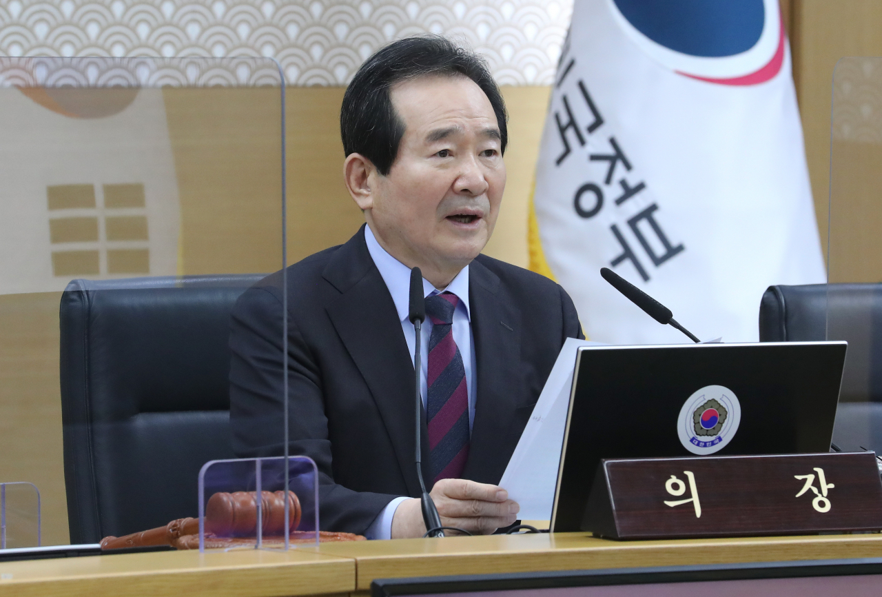 정세균 국무총리가 23일 오전 정부세종청사에서 서울과 영상으로 연결해 열린 국무회의를 주재하며 발언하고 있다. ［연합］