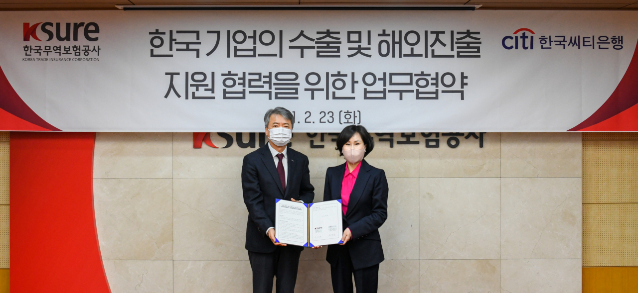 이인호(왼쪽) 한국무역보험공사 사장이 23일 서울 종로구 본사에서 진행된 ‘한국기업의 수출 및 해외진출 지원 협력을 위한 업무협약’에서 기념촬영을 하고 있다.［한국무역보험공사 제공］