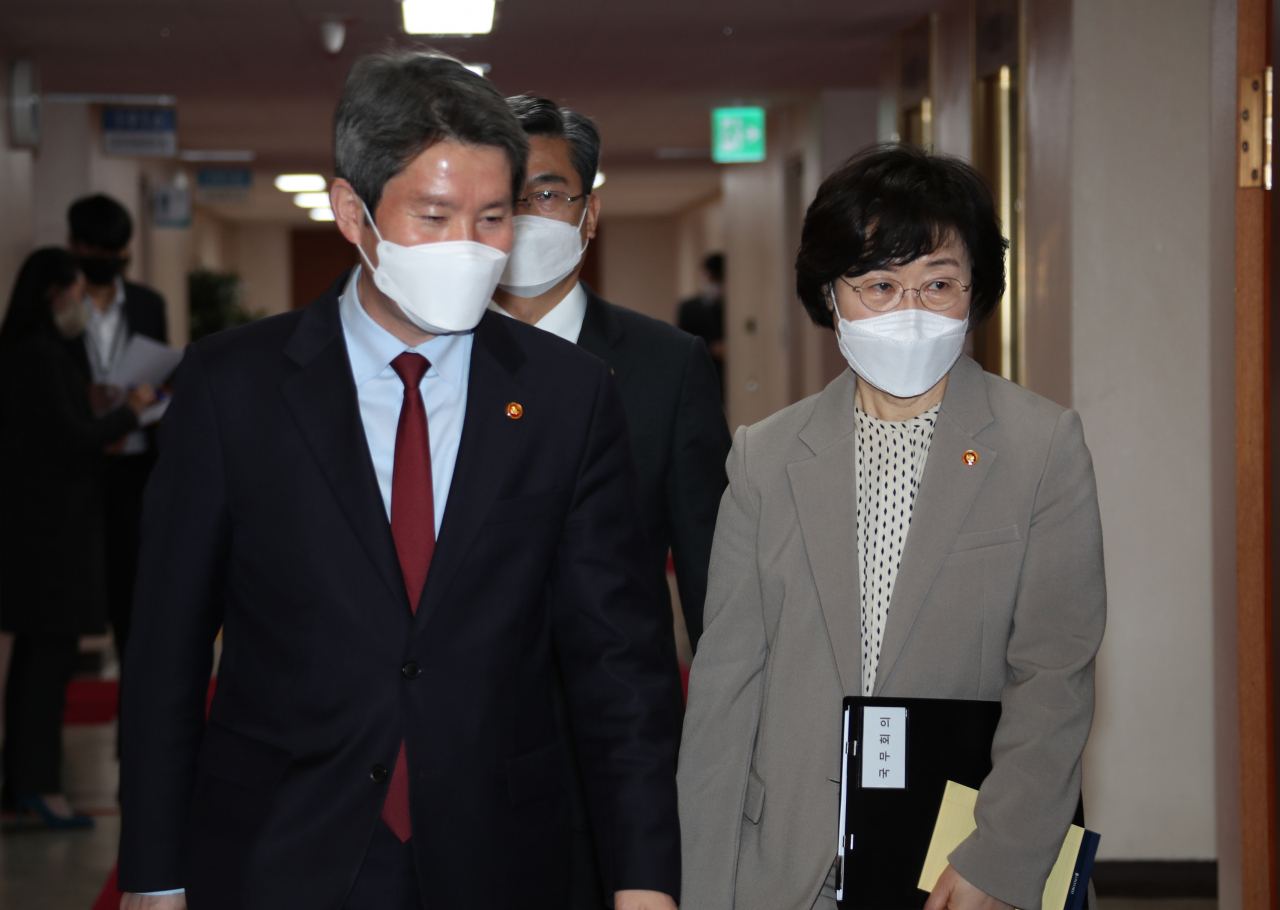 이인영 통일부 장관(왼쪽)이 23일 정부서울청사에서 열린 국무회의에 참석하고 있다. [연합]