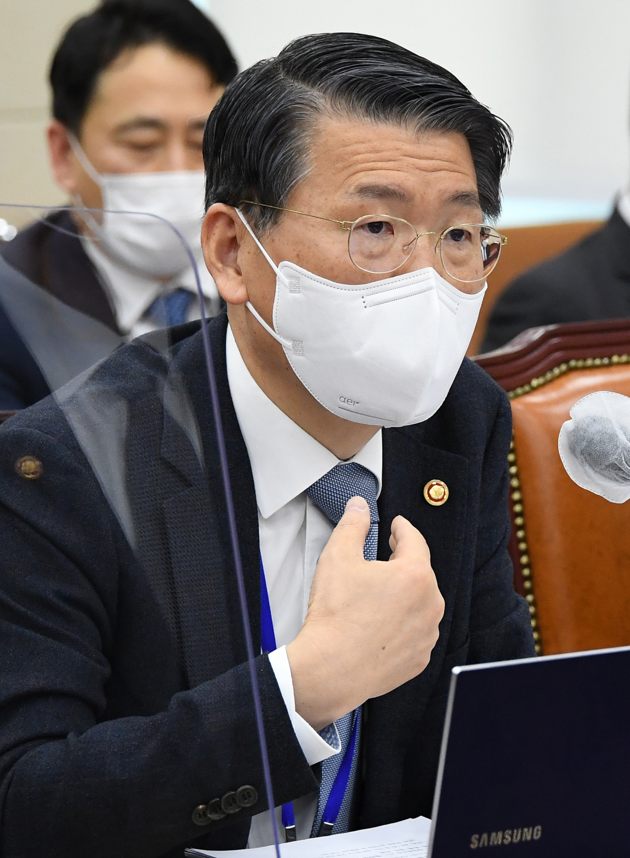 은성수 금융위원장이 17일 국회에서 열린 정무위원회의 전체회의에서 질의에 답변하고 있다. [연합]