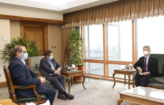 South Korean Ambassador to Iran Ryu Jeong-hyun (right) meets with Gov. Abdolnaser Hemmati of the Central Bank of Iran in the Korean Embassy in Tehran, in this photo captured from Iran's government website on Tuesday.