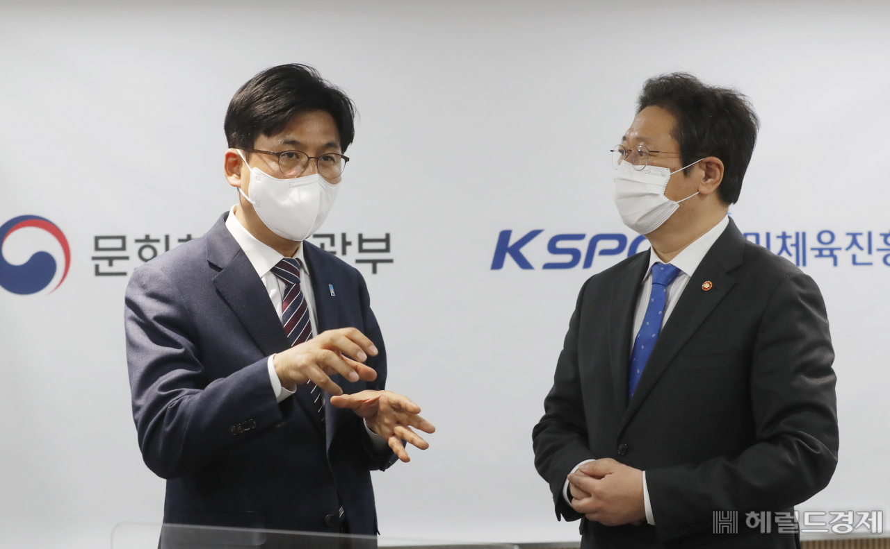23일 오후1시 30분 스포츠산업종합지원센터 개관식이 시작하기 앞서 박성수 구청장(왼쪽)과 황희 신임 문체부 장관이 환담하고 있다. [송파구 제공]