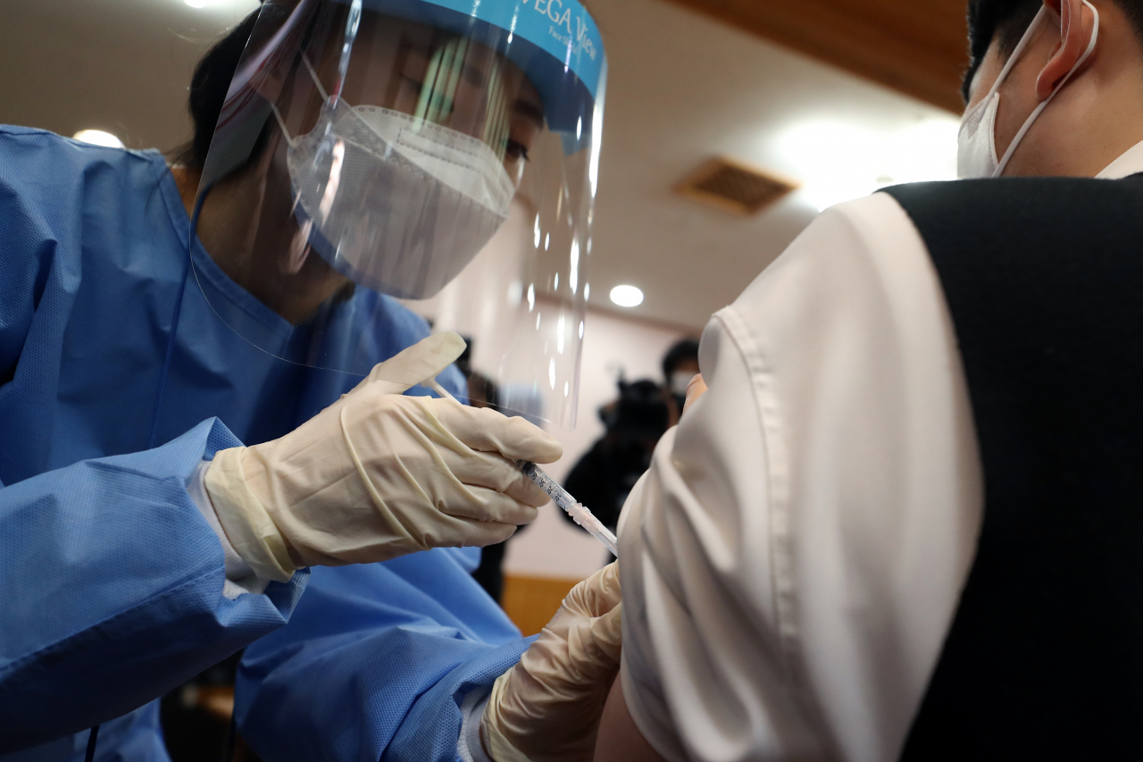 23일 오전 광주 남구 소화누리 강당에서 요양시설 종사자와 입소자를 대상으로 신종 코로나바이러스 감염증(코로나19) 예방접종 모의훈련이 열려 의료진이 예행 연습을 하고 있다. 방역 당국은 광주지역 요양병원에 대한 코로나19 백신 접종을 26일 시작할 예정이다. [연합]