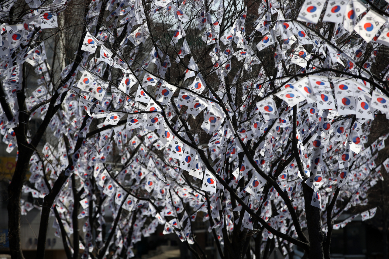 삼일절을 앞둔 23일 오후 서울 효창공원 앞 나무에 태극기가 걸려 있다. [연합]