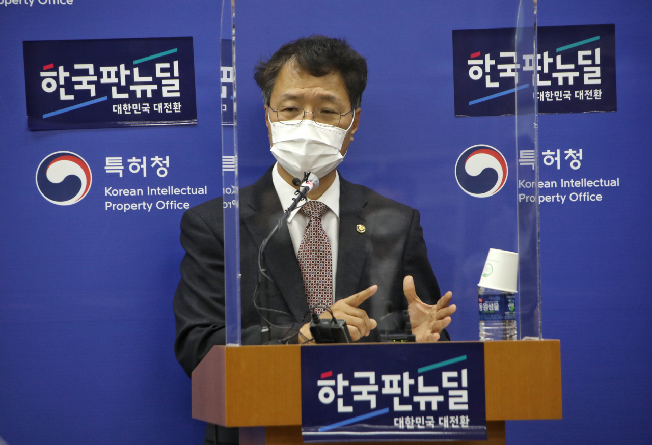 김용래 특허청장이 23일 세종-서울 영상회의로 열린 국무총리 주재 제28회 국가지식재산위원회에서 ‘인공지능·데이터 기반의 디지털 지식재산 혁신전략’을 발표하고 있다.