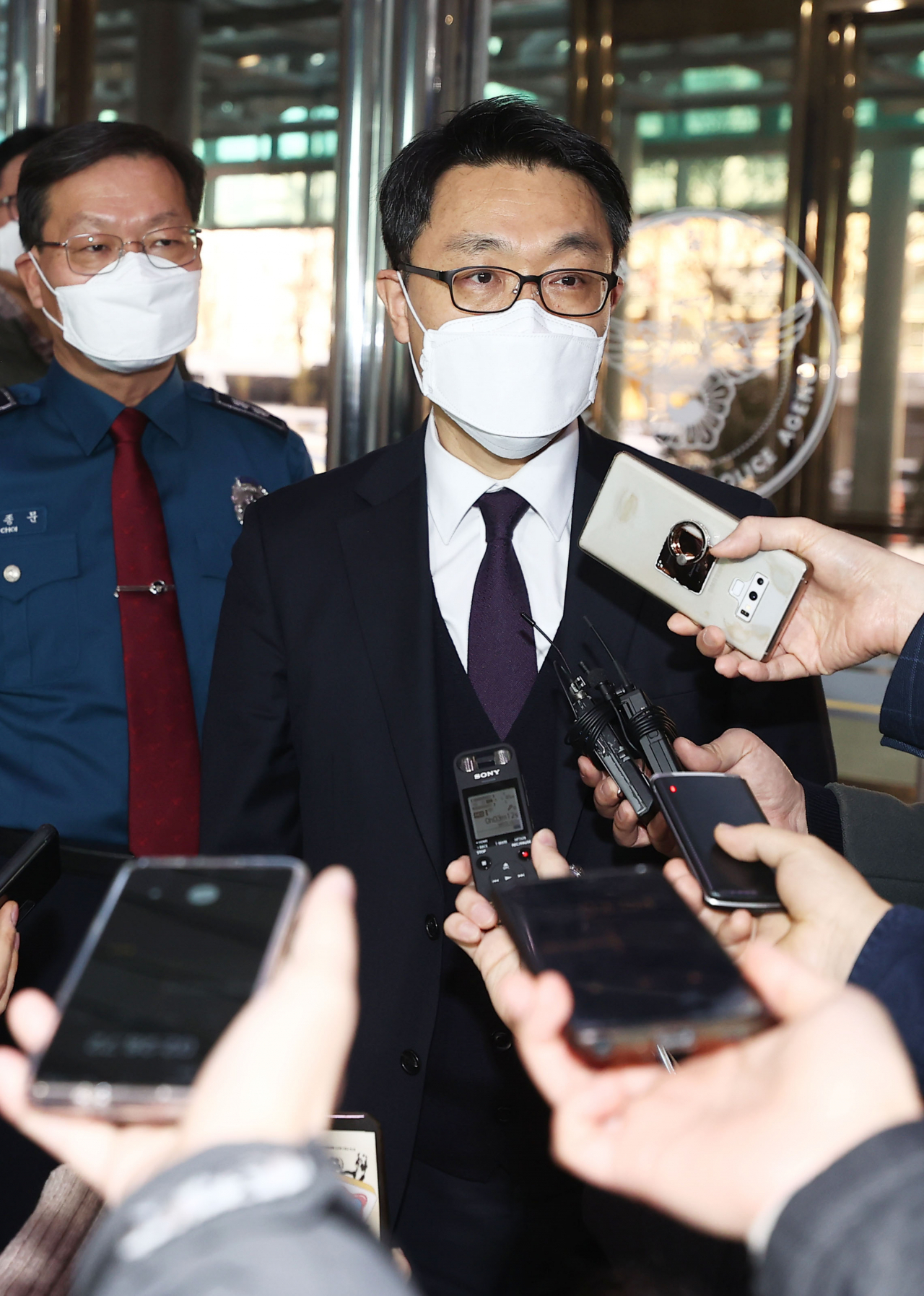 김진욱 고위공직자범죄수사처장이 23일 오후 서울 서대문구 미근동 경찰청사로 향하며 취재진 질문에 답하고 있다. 김 처장은 이날 김창룡 경찰청장을 만나 사건 이첩을 포함한 상호 협력 방안 등을 논의한다. [연합]