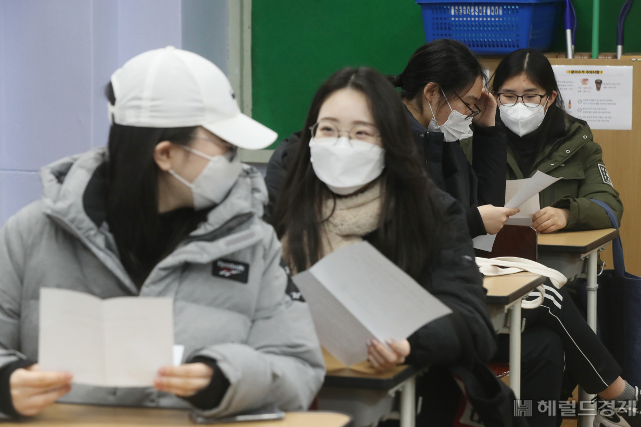 지난해 12월 23일 오전 서울 성동구 무학여고에서 수험생에게 2021학년도 대학수학능력시험 성적표가 배부되고 있다.(사진은 기사와 관련 없음) [사진공동취재단]