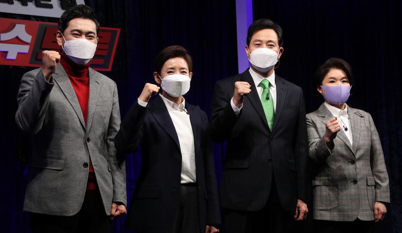 국민의힘 오신환(왼쪽부터), 나경원, 오세훈, 조은희 서울시장 경선후보가 23일 서울 용산구 백범김구기념관에서 열린 3차 맞수토론에 앞서 기념촬영하고 있다. [국회사진기자단]