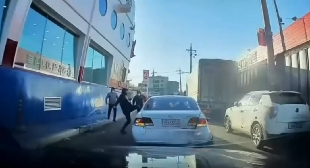 지난 8일 화성시 남양면에서 외국인 10여명이 주행 중인 차량을 가로막고 운전자와 동승자를 무차별 폭행하는 사건이 일어났다. [온라인 커뮤니티 갈무리]
