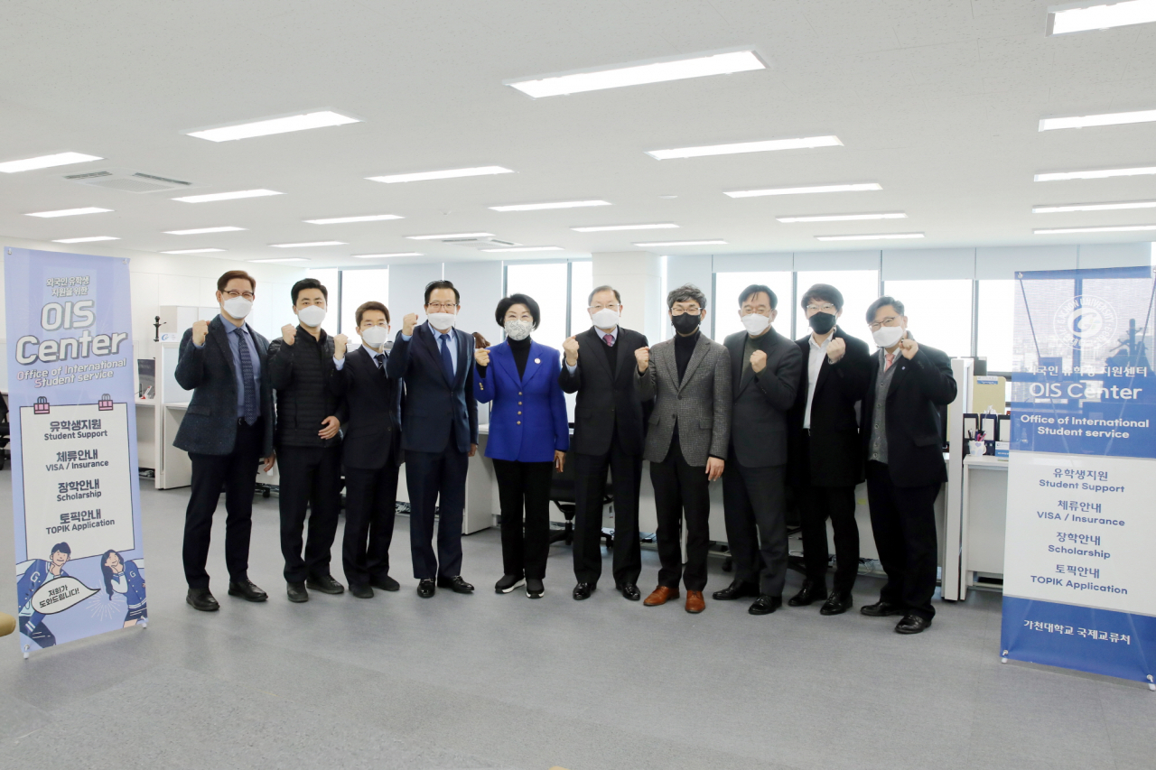 가천대 OIS(Office of international student service) 센터 개관식에서 참석자들이 기념사진을 찍고 있다. (왼쪽에서 다섯 번째 최미리 부총장)