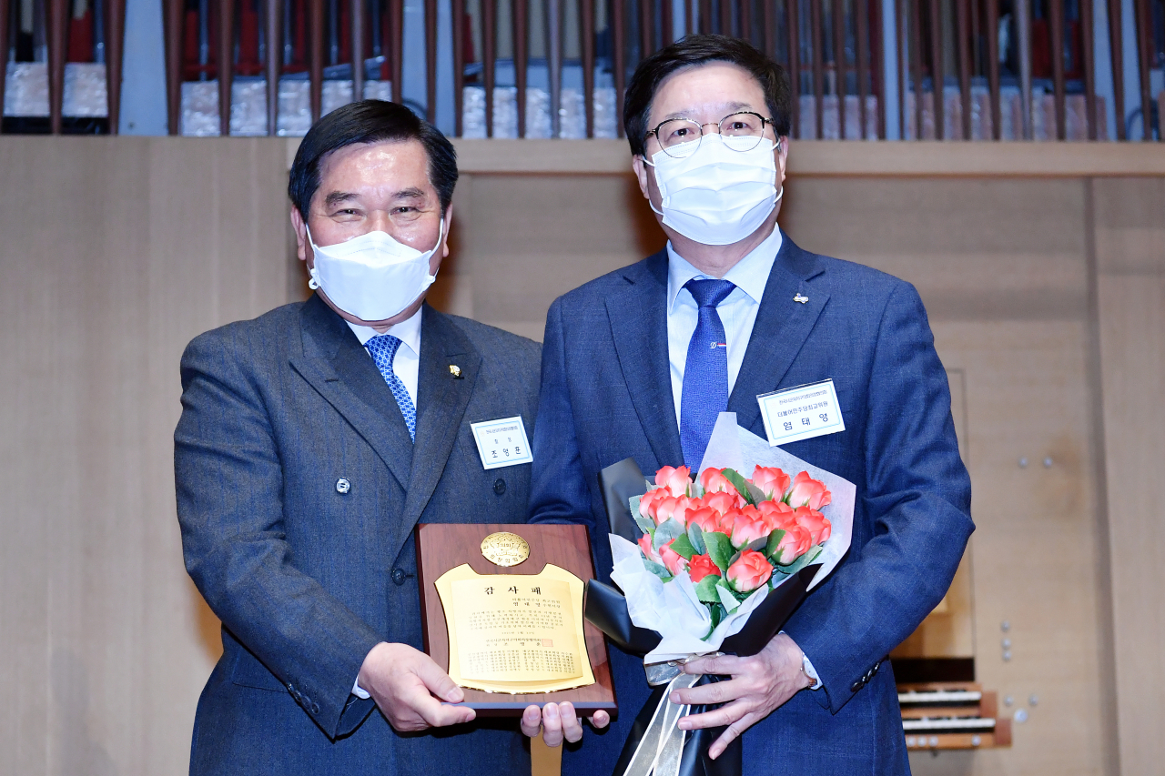 염태영 시장(오른쪽)이 조영훈 협의회장과 함께했다.