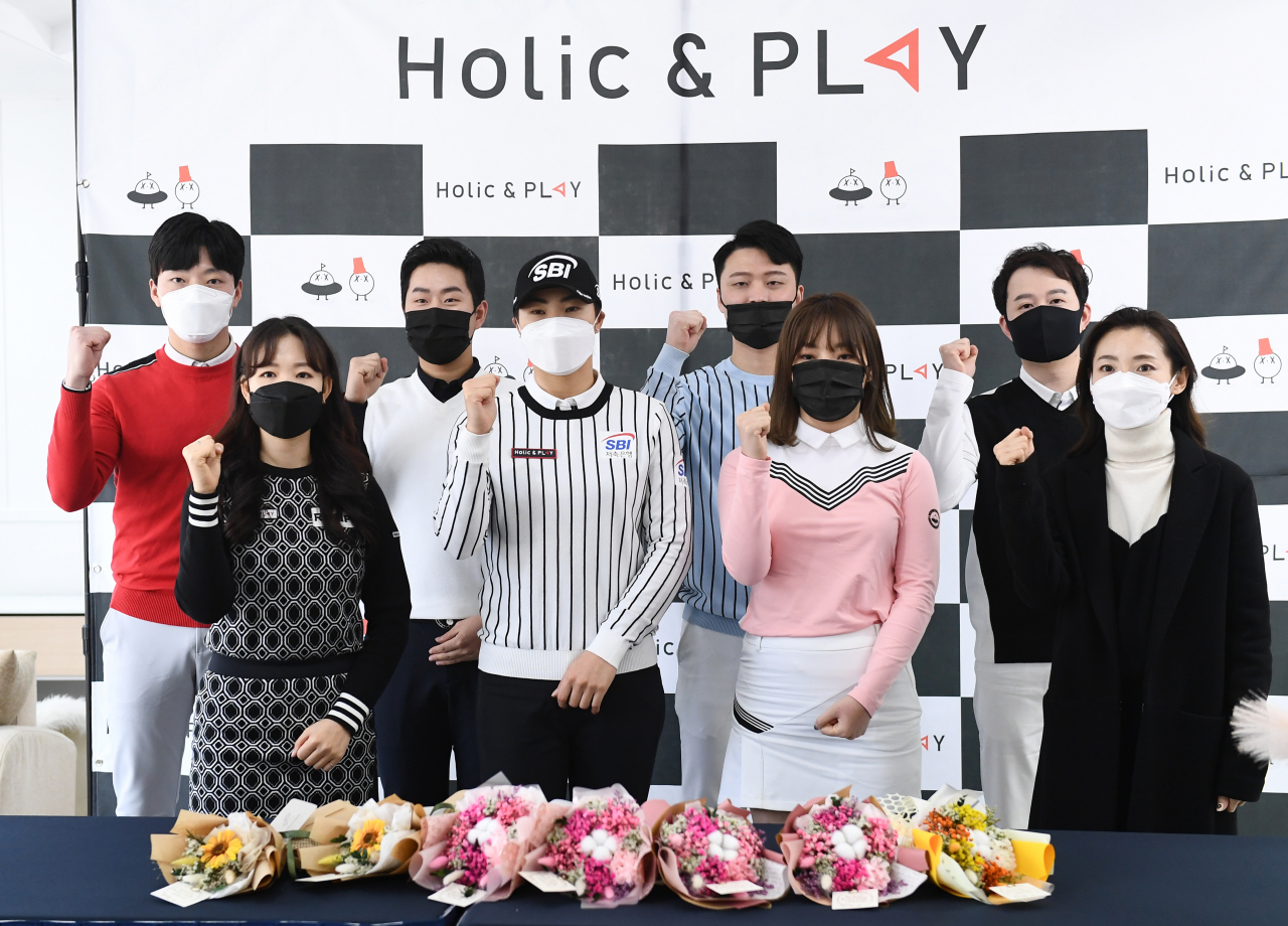 왼쪽 뒤 부터 시계방향으로 이종수, 정용훈, 박정우, 김요한, 선정선 대표, 채아라, 신보민, 이혜경 프로.[홀릭앤플레이 제공]