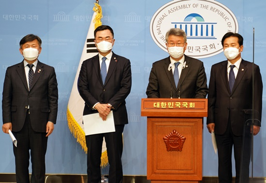 광양만권 환경오염 대책마련을 촉구하고 있는 서동용,소병철,김회재,주철현 국회의원.