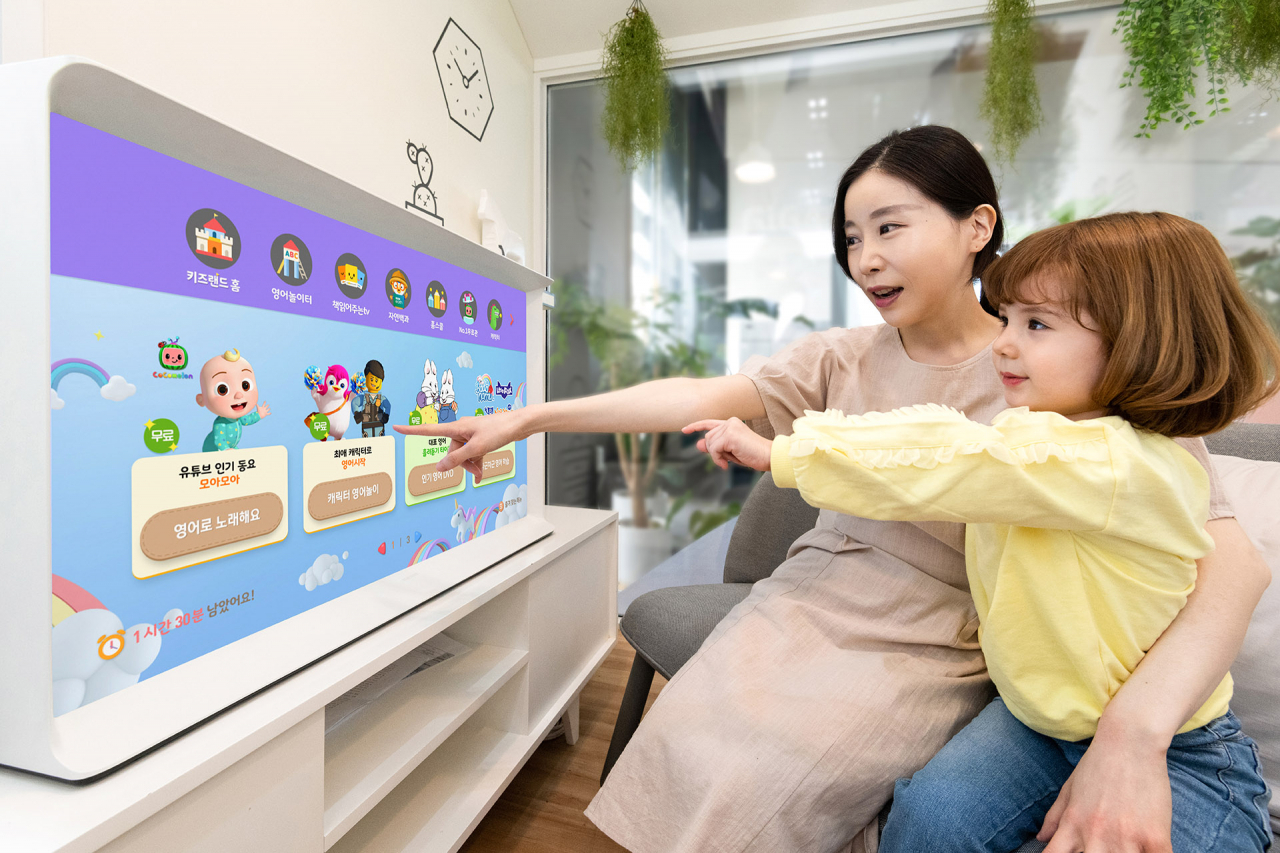 KT가 올레 tv 키즈랜드의 영어 콘텐츠 전용관을 대폭 강화한다고 24일 밝혔다. 사진은 모델들이 올레 tv 영어놀이터를 소개하는 모습. [KT 제공]