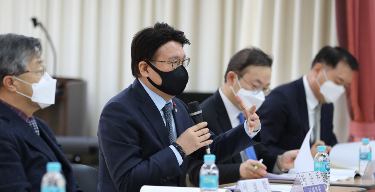 황운하 더불어민주당 의원이 지난 23일 서울 여의도 이룸센터에서 열린 '수사-기소 완전 분리를 위한 중대범죄수사청 설치 입법 공청회'에서 인사말하고 있다. [연합]