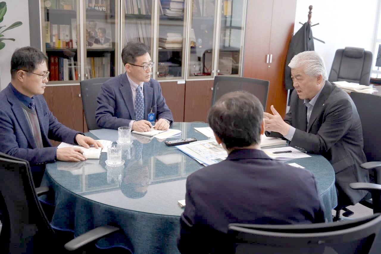 이상헌(오른쪽) 의원이 23일 국회에서 환경부-수자공 간부들과 반구대 암각화 보존대책을 협의하고 있다.