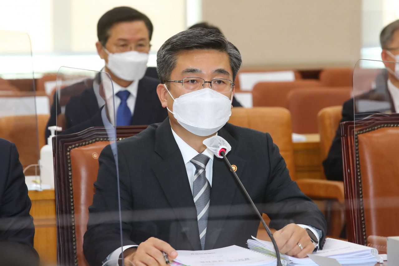 군이 동해 ‘오리발 귀순’ 뒤 환골탈태의 각오로 근본적인 보완대책을 강도높게 추진하겠다고 밝혔지만 과거 사건사고가 벌어질 때마다 내놓은 대책의 판박이라는 비판이 나온다. 서욱 국방부 장관이 23일 국회 국방위원회 전체회의에서 의원 질의에 답변하고 있다. [연합]
