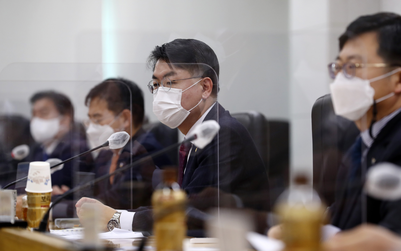 24일 오전 세종시 정부세종청사에서 열린 주택공급 확대를 위한 신규 공공택지 추진계획 브리핑에서 윤성원 국토교통부 1차관이 기자 질문에 답하고 있다. [연합]