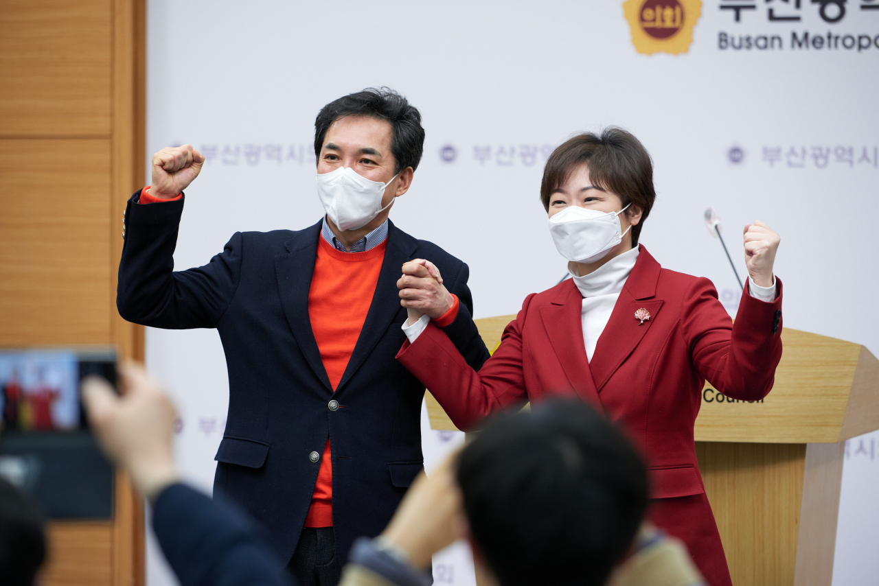 이언주·박민식 두 예비후보는 24일 오전 10시 부산시의회 브리핑룸에서 공동기자회견을 열고 후보단일화를 위한 여론조사 결과 이 예비후보가 승리했음을 공식적으로 발표했다. [이언주 예비후보측 제공]