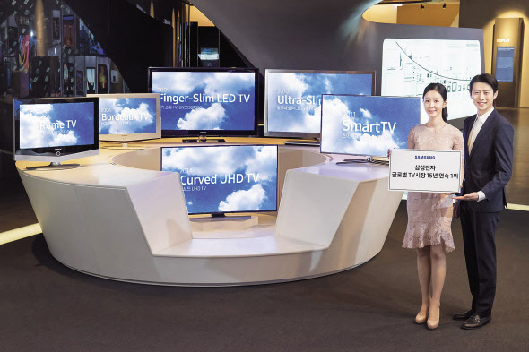 삼성전자 소속 모델이 스마트TV 등을 소개하고 있다. [삼성전자 제공]