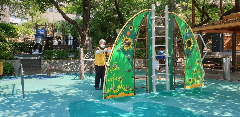 어린이놀이시설 방역. [종로구 제공]