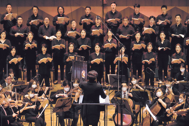 코로나19 시대를 맞으며 ‘합창의 위기’를 절감했지만, 국립합창단은 새로운 시도와 변화를 마다하지 않았다. 오프라인 공연 대신 온라인으로 영상을 공개하며 장소와 시간의 제약을 넘어 관객과 만났고, 우수한 한국 창작 합창곡을 남기고 알리는 것을 목표로 꾸준한 시도를 이어가고 있다. [국립합창단 제공]