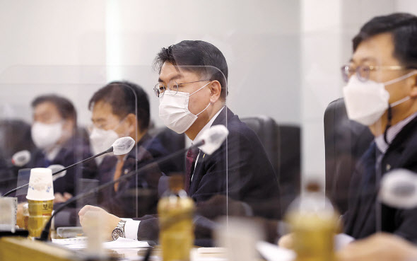 24일 오전 세종시 정부세종청사에서 열린 주택공급 확대를 위한 신규 공공택지 추진계획 브리핑에 윤성원(오른쪽 두번째) 국토교통부 1차관을 비롯한 지방자치단체 관계자들이 참석했다. [연합]