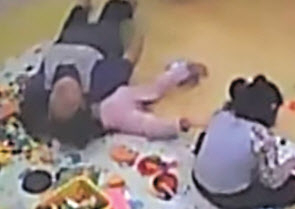 지난해 12월 인천 서구 국공립 어린이집에서 발생한 아동 학대 사건 정황을 담은 폐쇄회로(CC)TV. [MBC 방송화면 캡처]