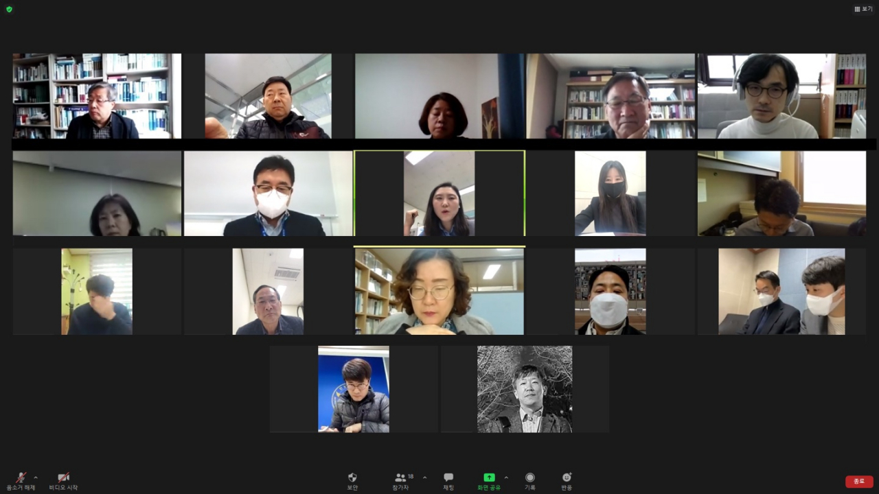 경찰청은 24일 반부패협의회 외부위원과 시민청문관이 함께하는 간담회를 화상 회의 방식으로 개최했다. 이날 시민청문관들은 1년간 활동하며 느낀 견해와 정책 제언을 외부위원들과 공유했고, 이는 향후 경찰의 중장기 반부패 추진계획 수립에 반영될 예정이다. [경찰청 제공]