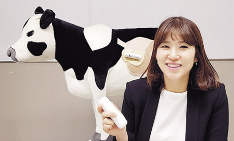 김희진 유라이크코리아 대표가 소의 반추위에 안착해 건강 정보를 감지하는 ‘바이오캡슐’의 원리를 설명하고 있다. [헤럴드DB]