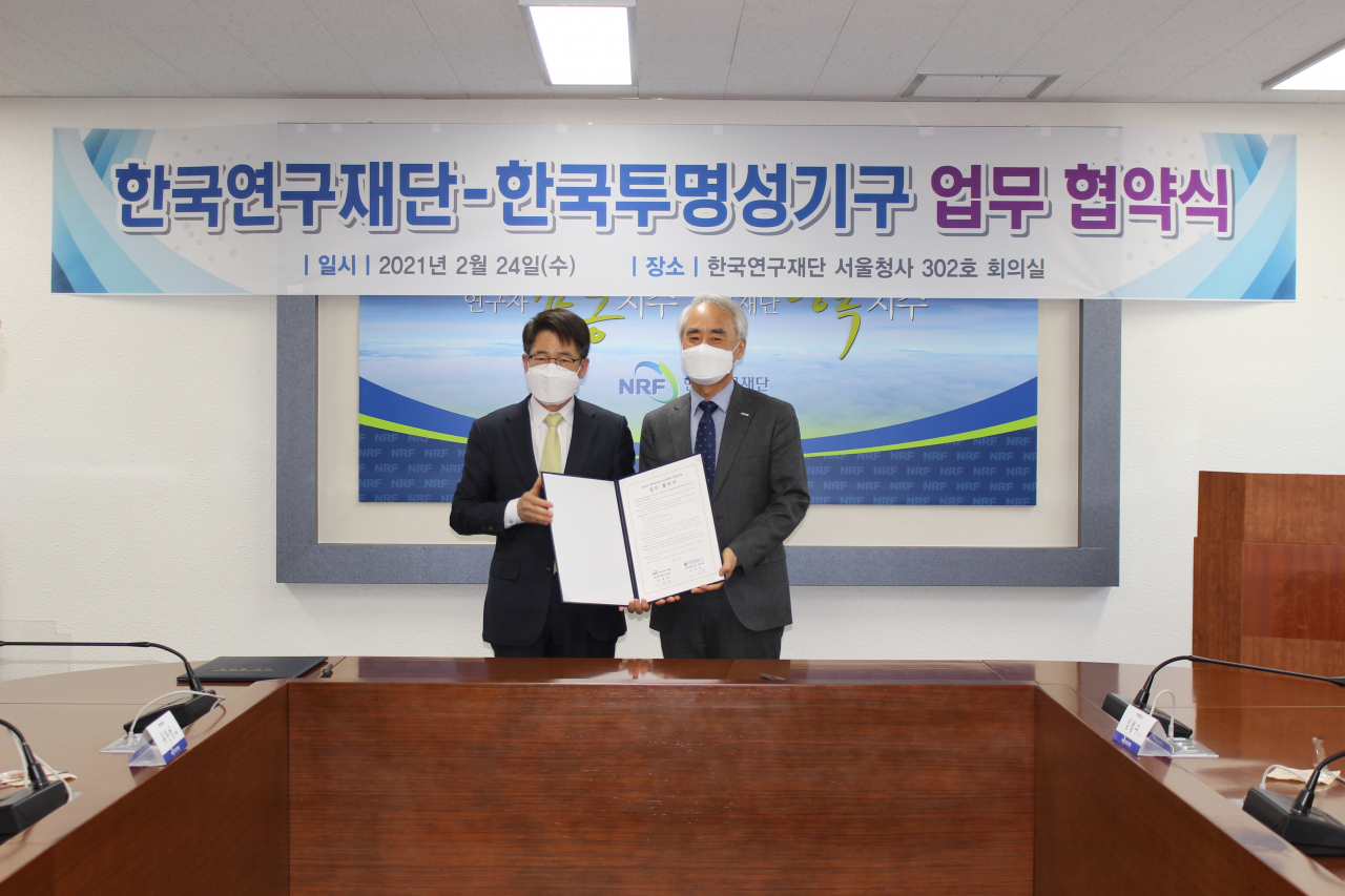 이재력 한국연구재단 상임감사(왼쪽)와 이상학 한국투명성기구 공동대표가 한국연구재단 서울청사에서 청렴문화 확산과 민관협력 강화를 위한 업무협약을 체결하고 있다.[한국연구재단 제공]