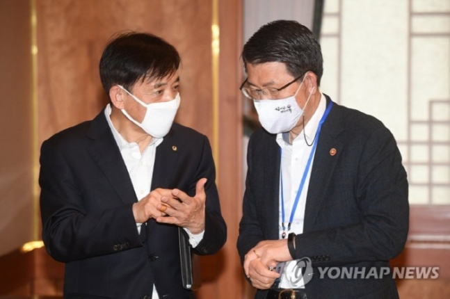 최근 경제장관회의에서 만난 이주열(왼쪽) 한은 총재와 은성수 금융위원장. [연합]