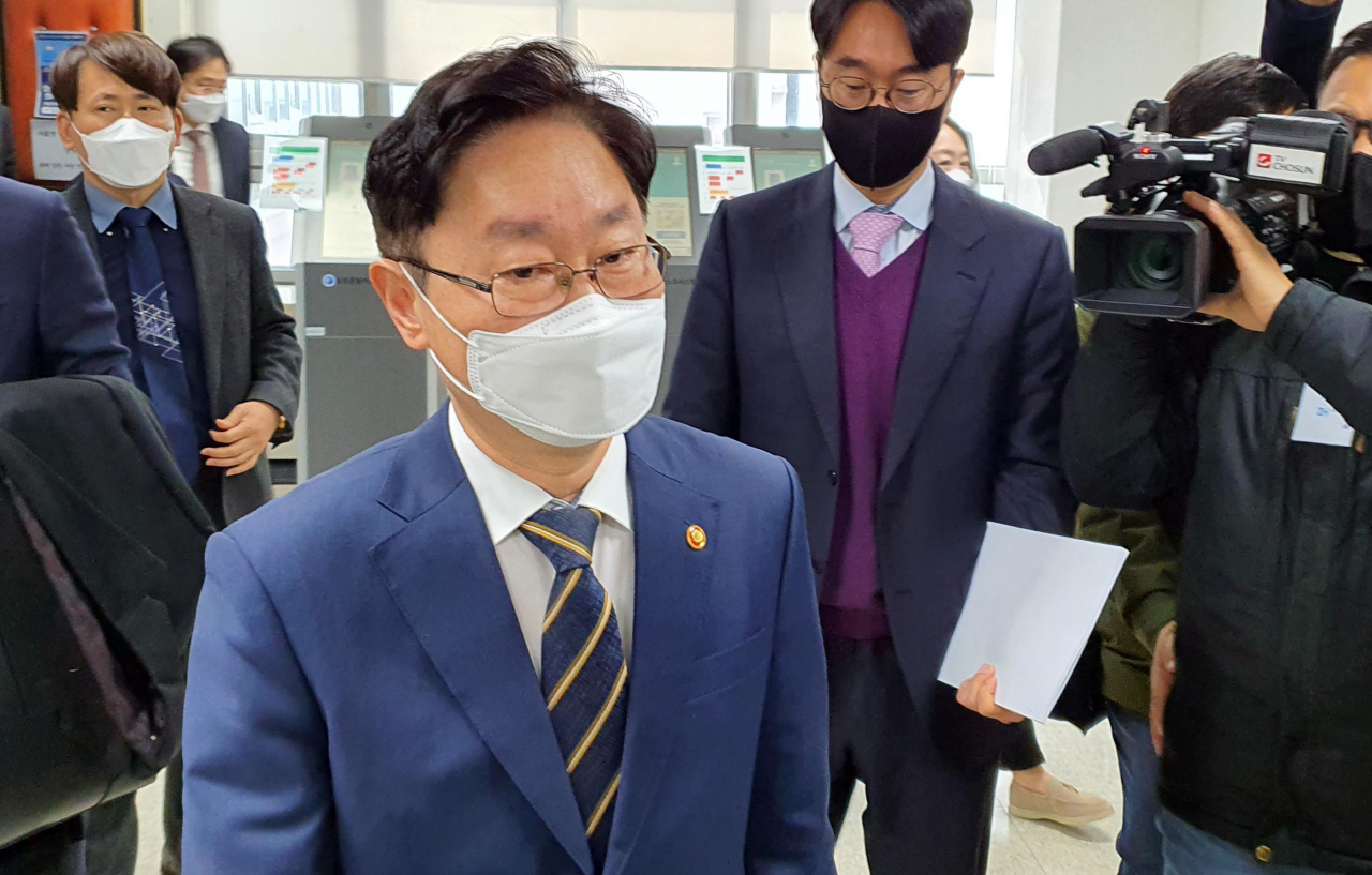 박범계 법무부 장관이 24일 대전 중구 대전보호관찰소에서 기자 간담회를 마치고 이동하고 있다. [연합]