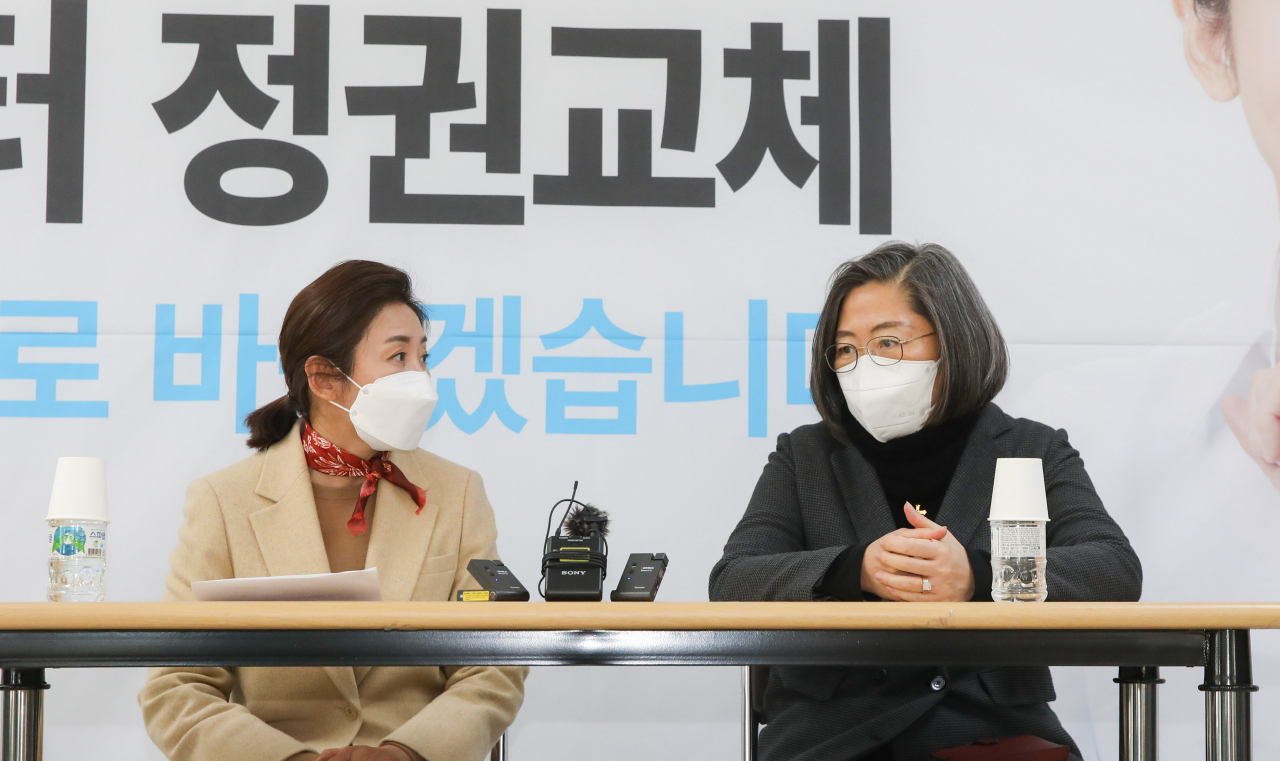 국민의힘 나경원 서울시장 예비후보가 24일 오후 서울 여의도에 마련된 선거사무실에서 이수정 경기대학교 범죄심리학과 교수 제3호 전문가 고문 영입 기자회견을 갖고 있다. [국회사진기자단]