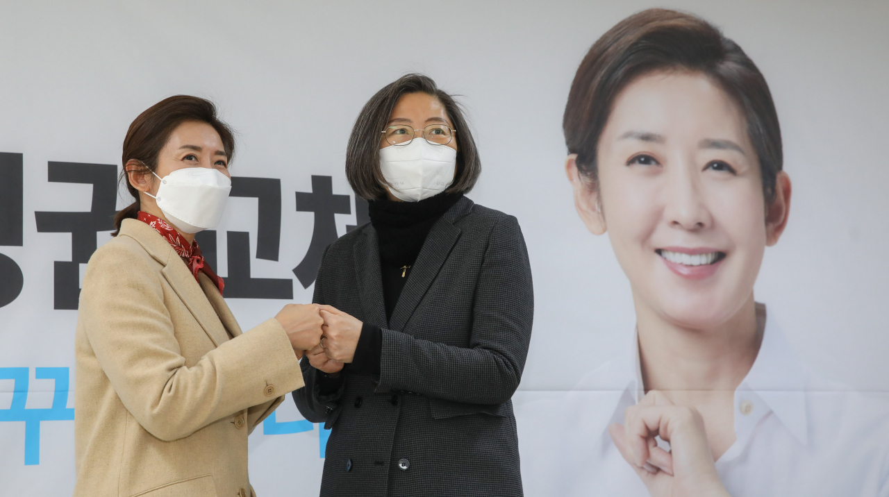 국민의힘 나경원 서울시장 예비후보가 24일 오후 서울 여의도에 마련된 선거사무실에서 이수정 경기대학교 범죄심리학과 교수 제3호 전문가 고문 영입 기자회견을 한 뒤 기념촬영하고 있다. [국회사진기자단]