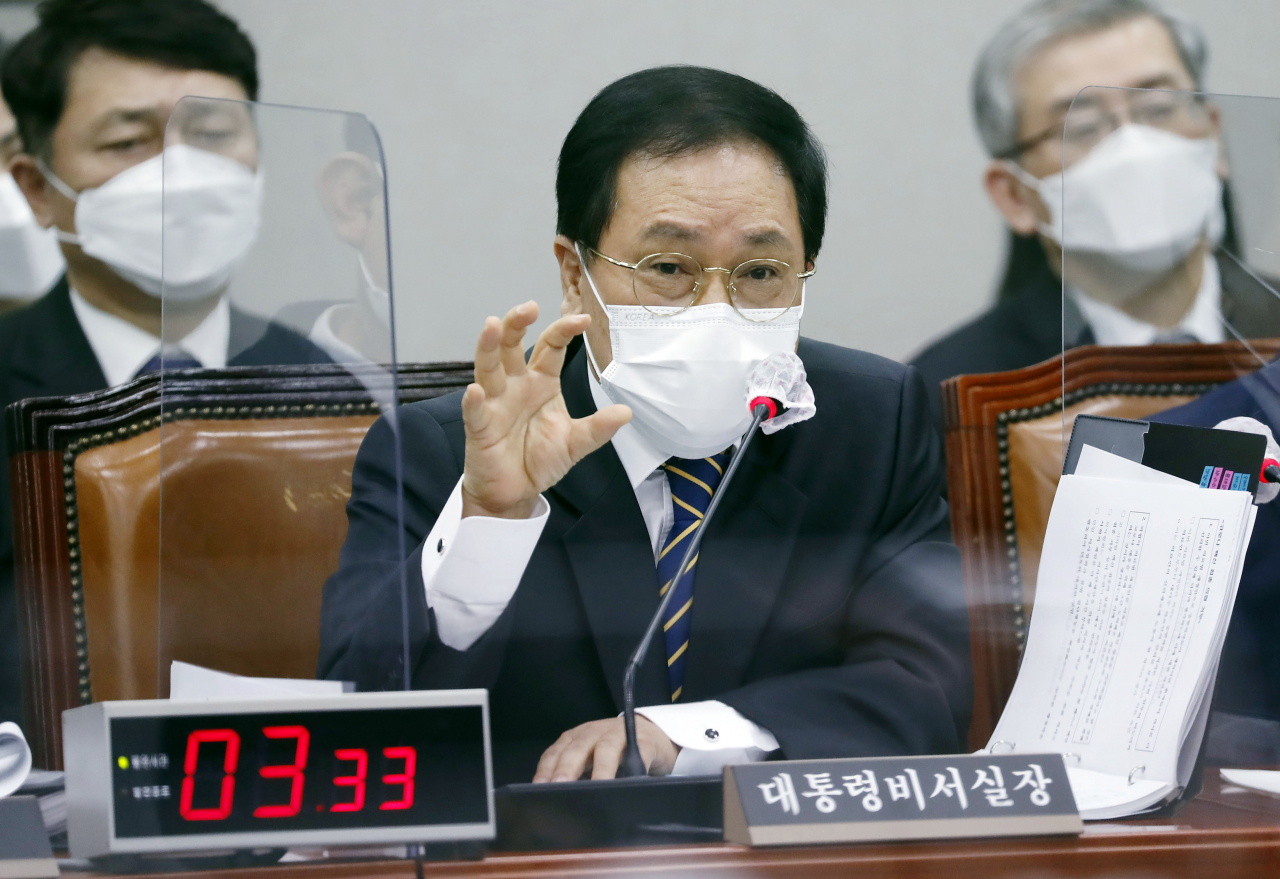 유영민 대통령 비서실장이 24일 서울 여의도 국회에서 열린 운영위원회 전체회의에서 질의에 답변하고 있다. [헤럴드경제=이상섭 기자]